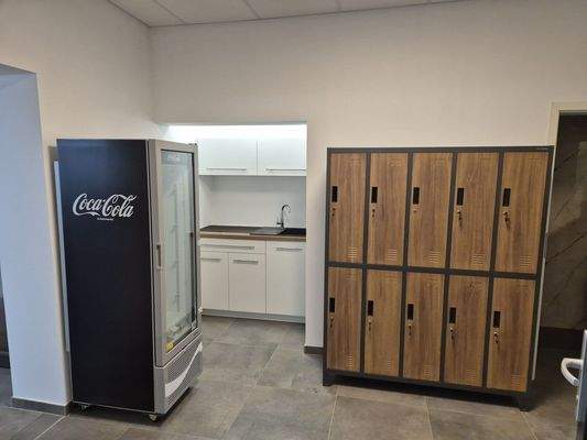 Teeküche mit Kühlschrank und Mitarbeiterspint