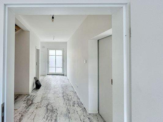 EG: Blick in den Flur 