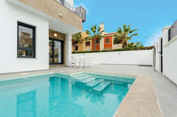 Detached Villas with Pools and Parking in Torrevieja Alicante