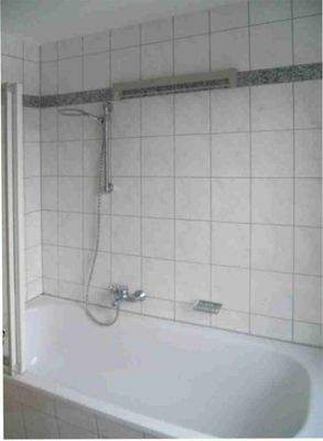 Bad-Wanne mit Spritzschutz