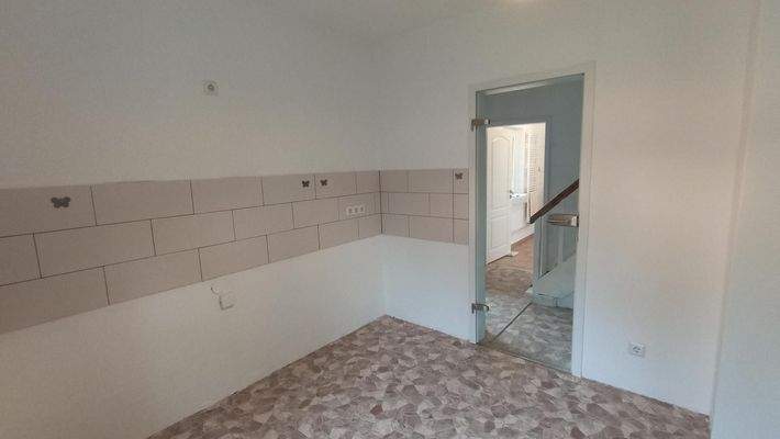 Sicht-Küche zum Flur und Bad