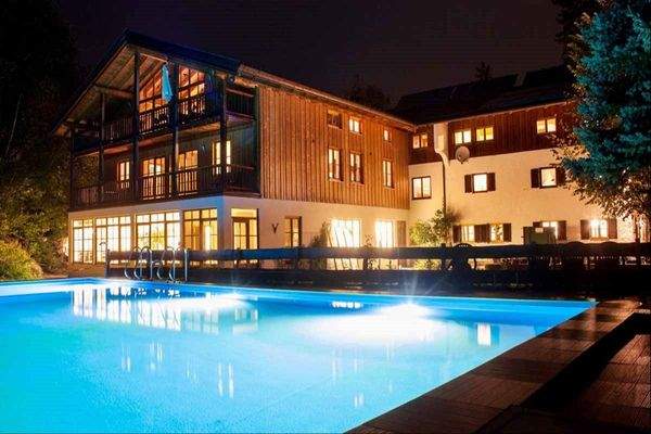 Pool bei Nacht