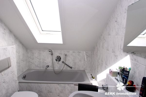 Bad mit Wanne...