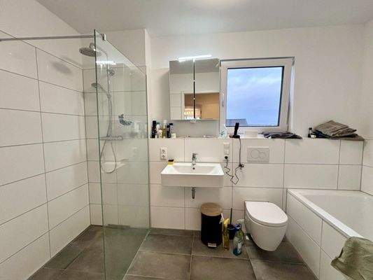 Badezimmer mit Dusche und Badewanne