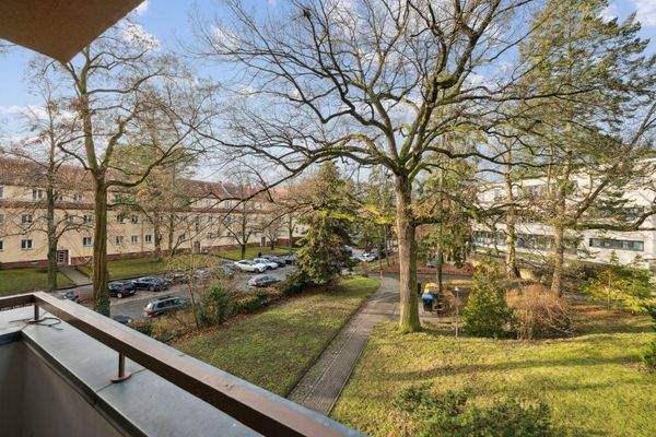 das weitläufige Privatgrundstück ist grün angelegt und verfügt über einen alten Baumbestand