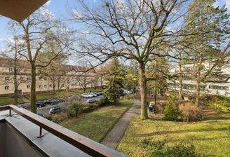 das weitläufige Privatgrundstück ist grün angelegt und verfügt über einen alten Baumbestand