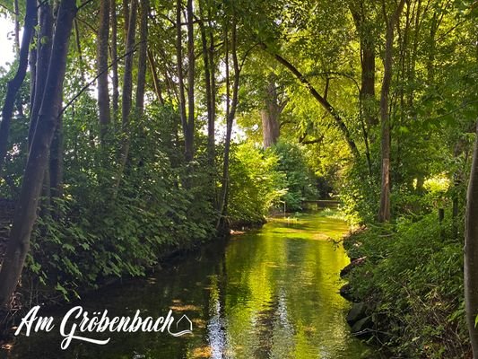 Der Gröbenbach meandert vorbei