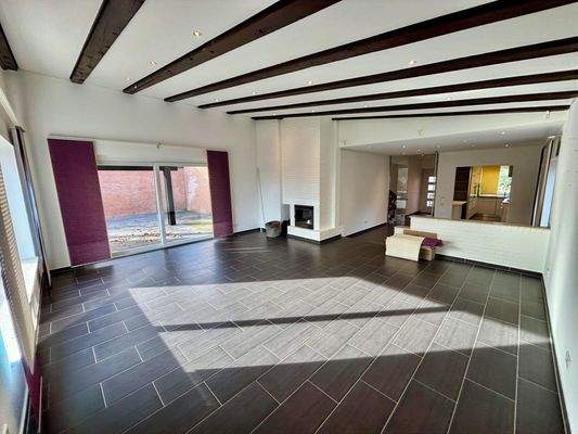 Großzügiger Wohn- Essbereich mit Kamin