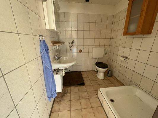 Sanitär in der Halle WC und Dusche vorhanden