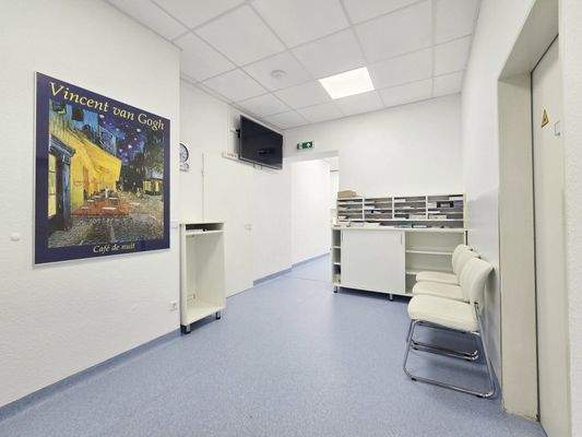 Wartebereich vor den Behandlungszimmern im hinteren Bereich