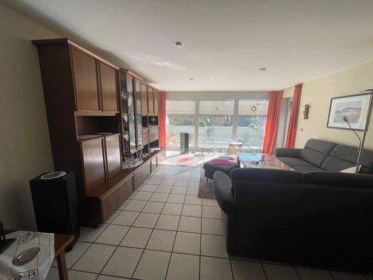 Wohnzimmer mit Balkon