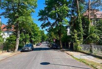 Blick in die ruhige Straße