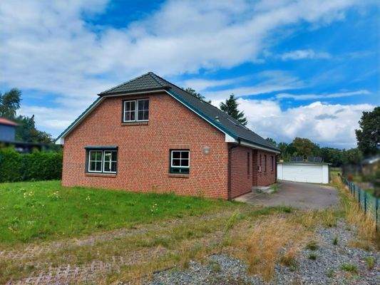 Vordere Giebelseite mit Zufahrt