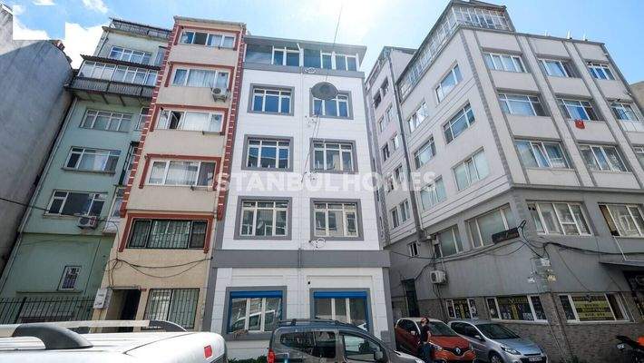 5-Storey Building Close to Tram Station in Fatih Istanbul