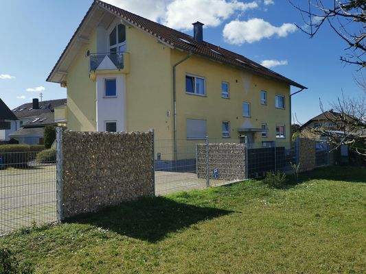 Seitenansicht mit Blick zu den Außenstellplätzen