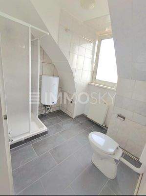 Bad mit Dusche und WC