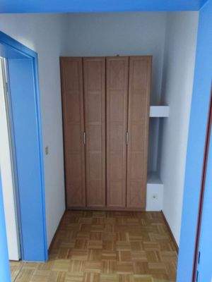 kleiner Flur mit Einbauschrank