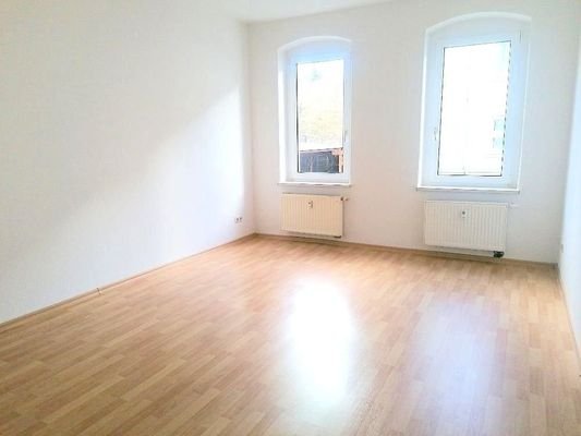 geräumiges Wohnzimmer mit Laminat