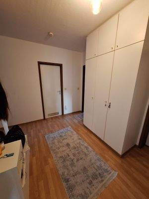 Flur mit weissem Schrank