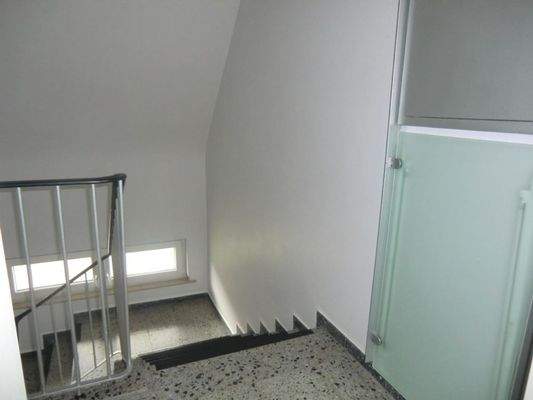 Helles freundliches Treppenhaus