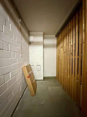 Keller mit Licht und Strom