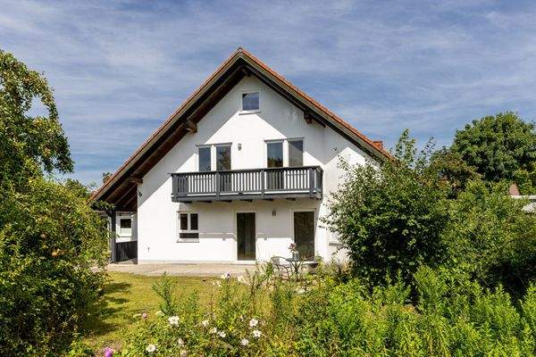 Haus von der Gartenseite – Einladender Blick ins Grüne