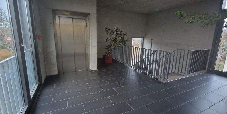 Aufzug im Eingangsbereich