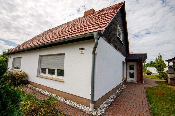 02 - Vorderansicht nebst Hauseingang.jpg