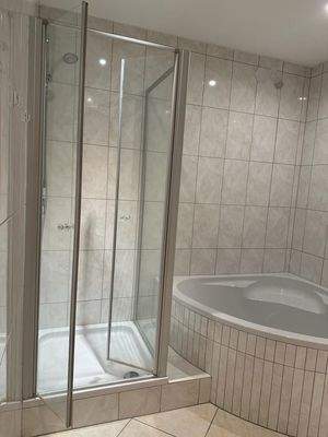 Traumhafte, frisch renovierte Wohnung mit Balkon und eigenem Stellplatz in bester Lage.