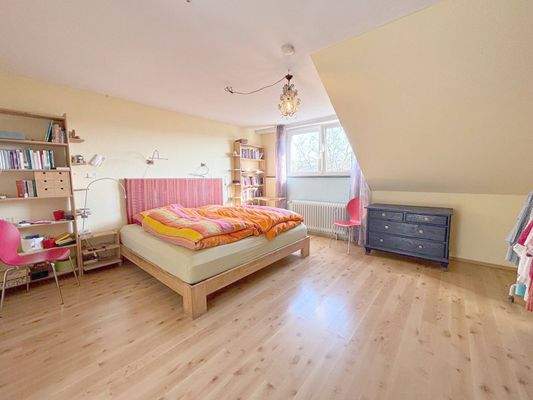 Schlafzimmer mit Bad en Suite OG