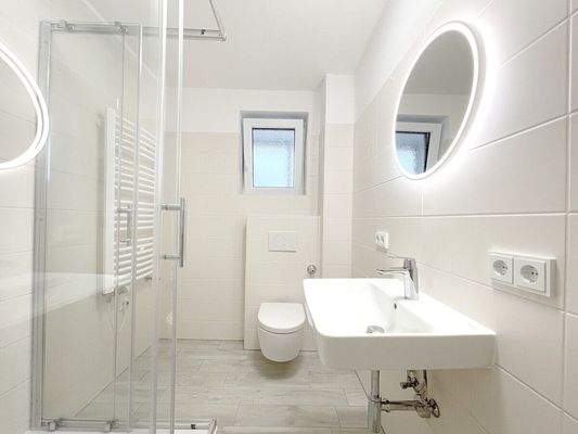 Großes schickes Badezimmer mit eigenem Fenster