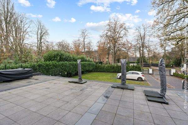 Große Südterrasse (60,50m²) mit ganztägig Sonne.