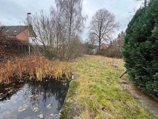 Gemeinschaftlicher Garten mit kleinem Teich