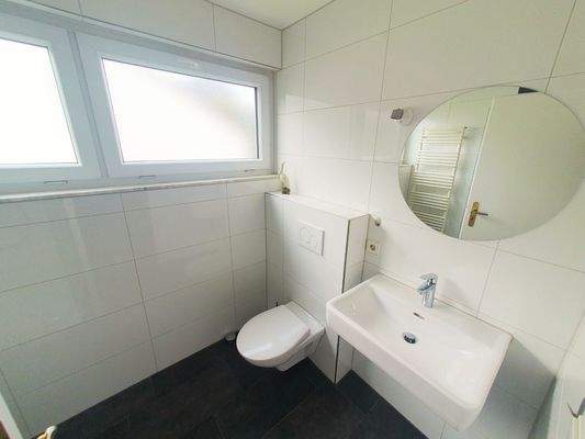 Bad mit Dusche und WC im 1. OG