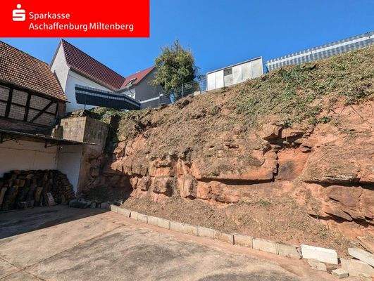 Hofraum hinter dem Nebengebäude