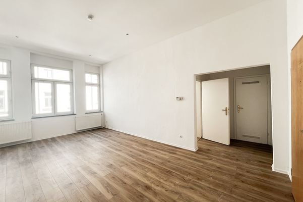 Wohnzimmer mit Blick in den Flur