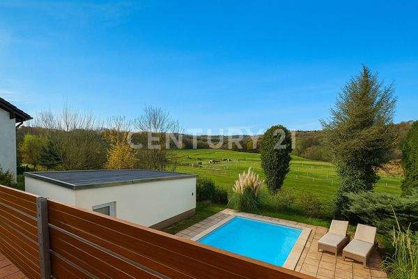 Aussicht vom Balkon über Pool und Felder