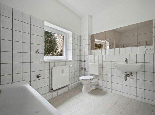 Bad mit Badewanne & Fenster