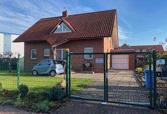 Außenansicht mit Garage