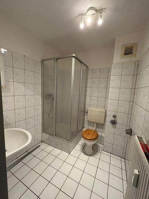 Badezimmer unrenoviert.jpeg