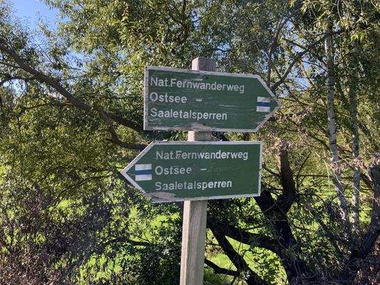 Vorbeiführender Wanderweg
