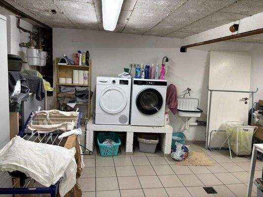 Keller Waschmaschinen- Trockner Platz