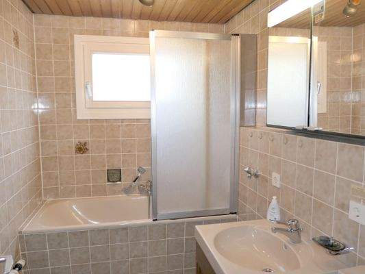 Tageslichtbad mit Badewanne