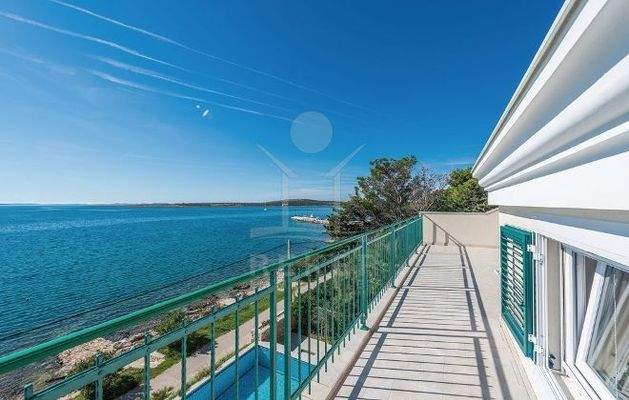 Blick auf Meer und Küste