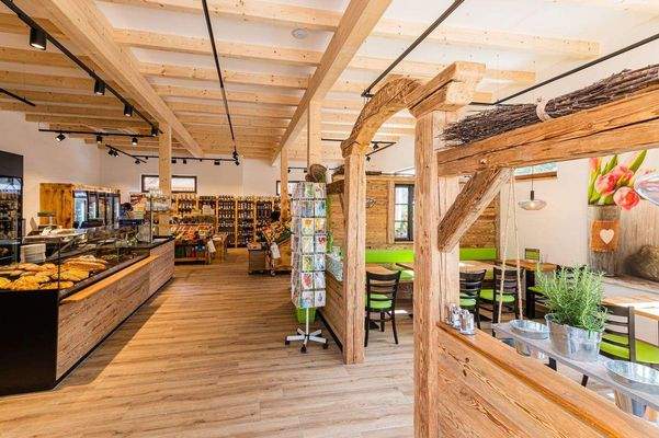 Eingangsbereich mit Tresen + Café