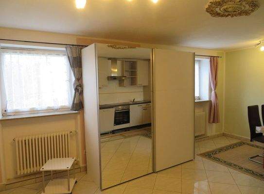 8-Erdgeschoss-Zimmer mit Einbauküche.JPG