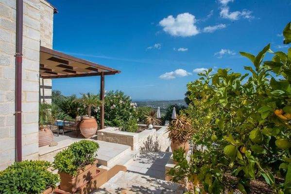 Kreta, Kolymvari: Villa mit Meer- und Bergblick und unabhängigem Apartment zu verkaufen