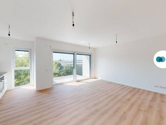 Ansicht I: Großzügiges Wohnzimmer mit Zugang zum Balkon