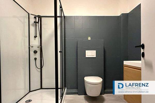 Badezimmer mit neuer Dusche