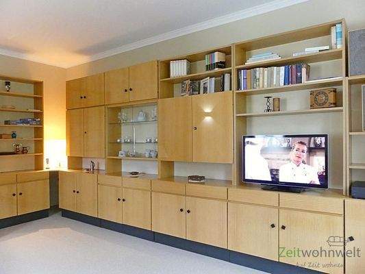 große Schrankwand und TV